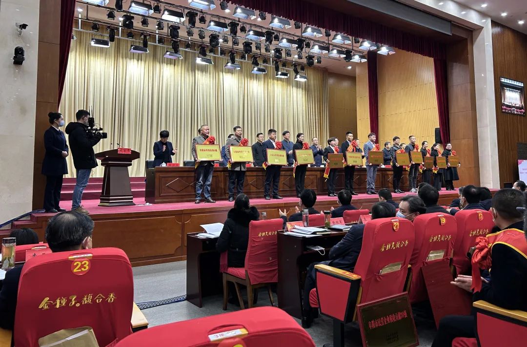 赛拉弗荣获“阜阳市外贸企业5强”、“颍上县‘13581’工业龙头企业5强”、“颍上县现代服务业企业10强”称号